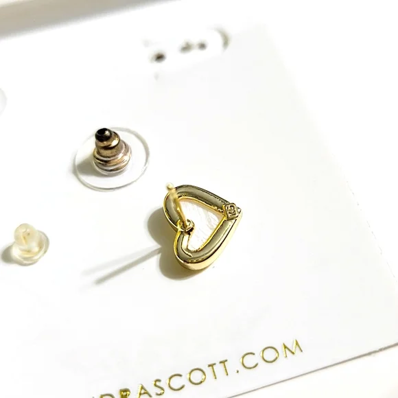 NWT Kendra Scott Ari Gold White Pearl Heart Studs Ivory Mother of Pearl - Picture 3 of 5